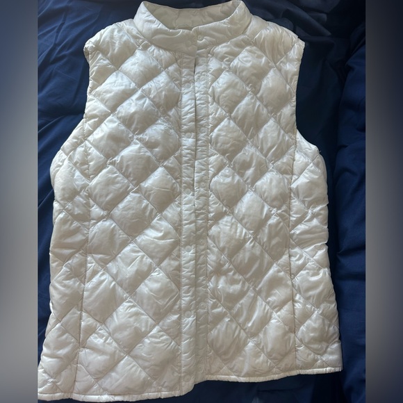 Uniqlo quilted Vest Womens Small Off White Ultra Light Down Snap Buttons EUC - Picture 1 of 6